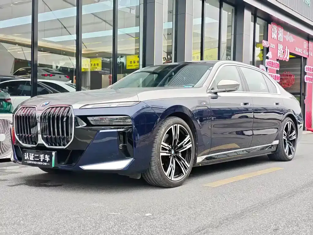 BMW i7 — фото 1