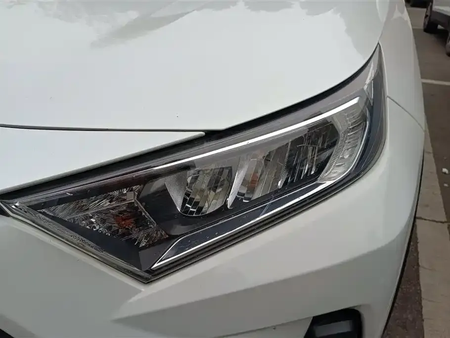 Toyota RAV4 — фото 2