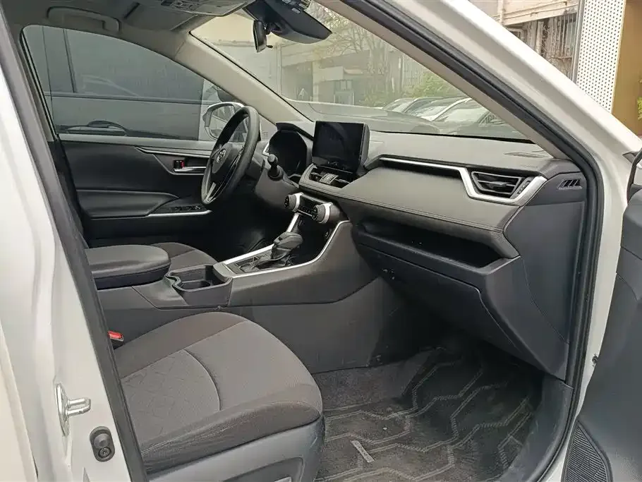 Toyota RAV4 — фото 6