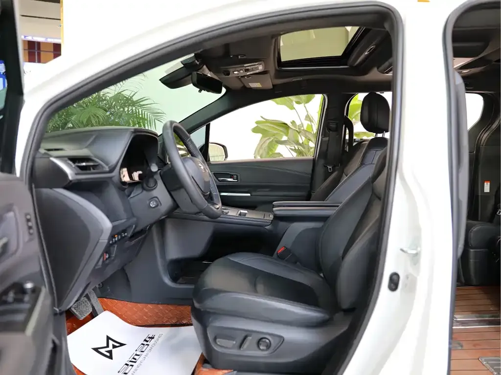 Toyota Granvia — фото 10