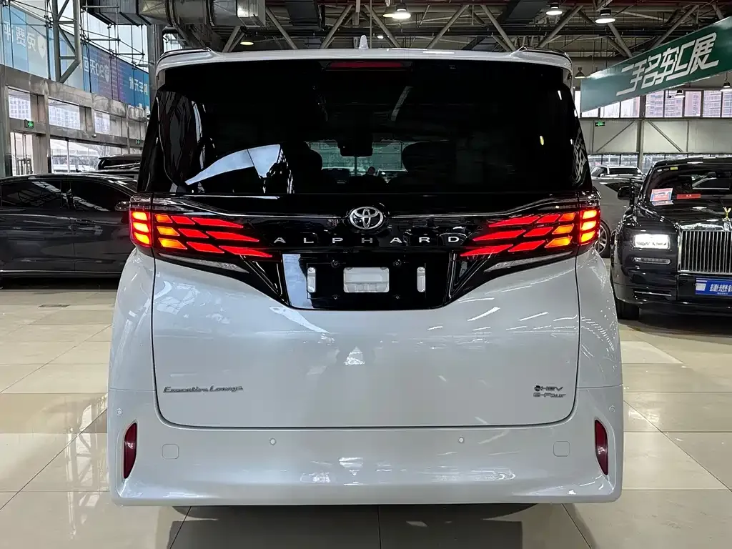 Toyota Alphard — фото 6