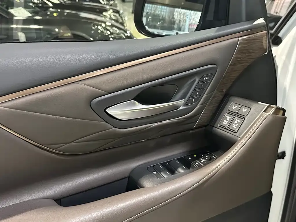 Toyota Alphard — фото 4