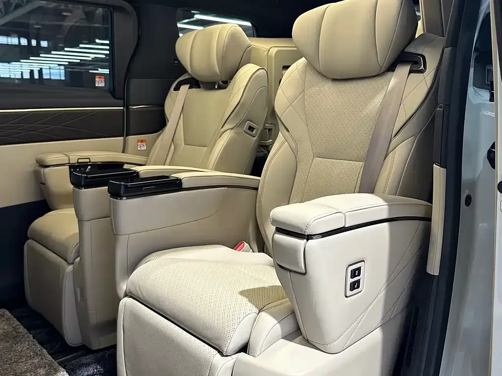 Toyota Alphard — фото 10