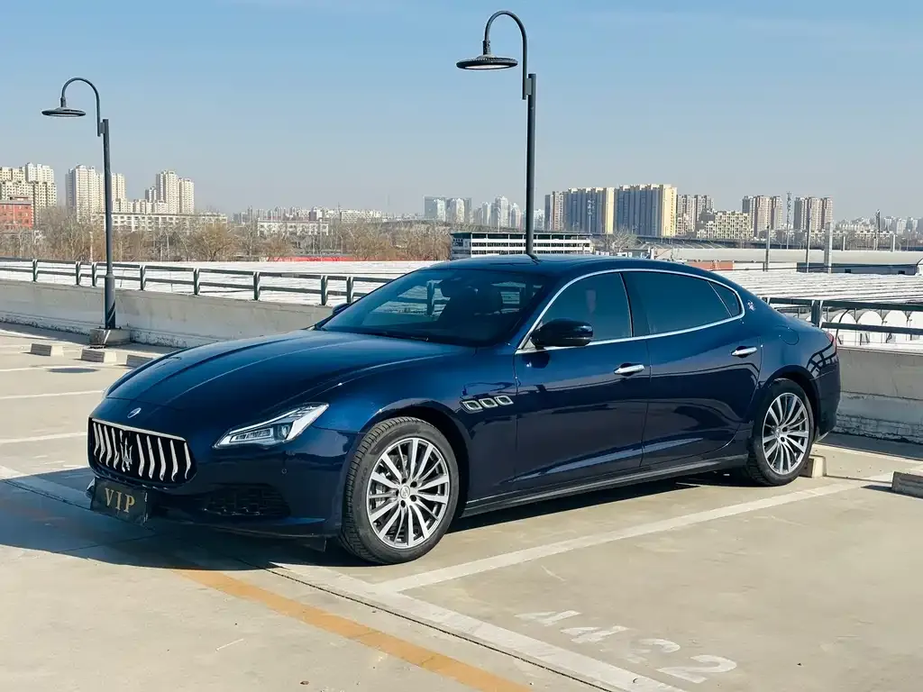 Maserati Quattroporte — фото 1