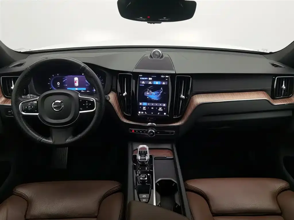 Volvo XC60 — фото 8