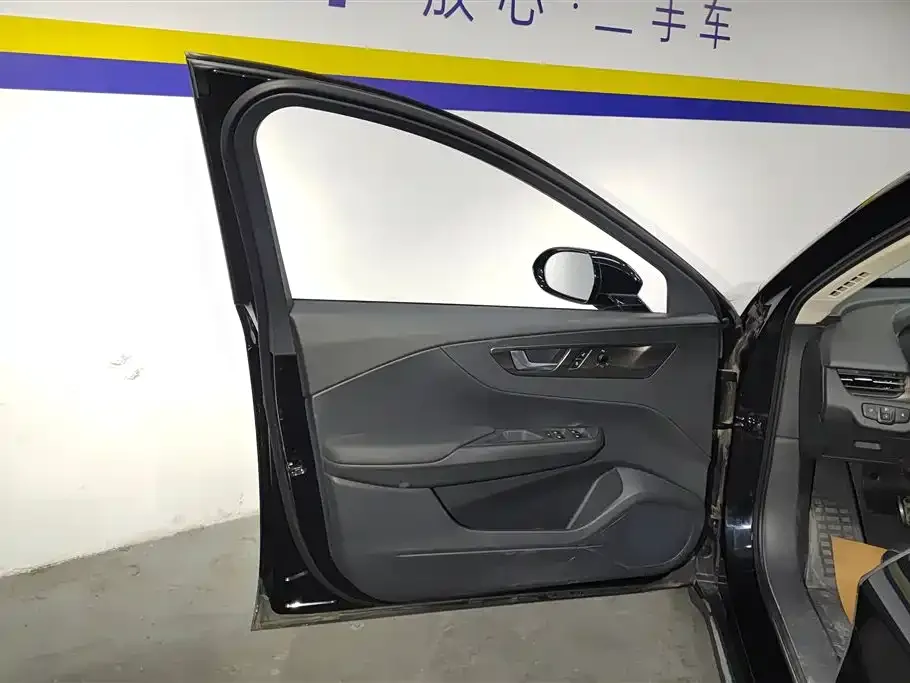 Hongqi E-QM5 — фото 2