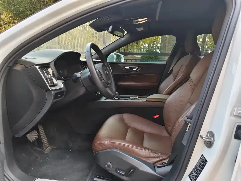 Volvo S60 — фото 8