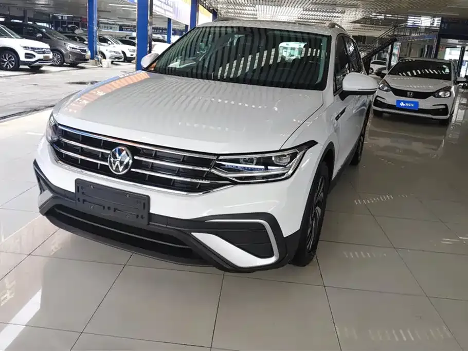 Volkswagen Tiguan L — фото 1