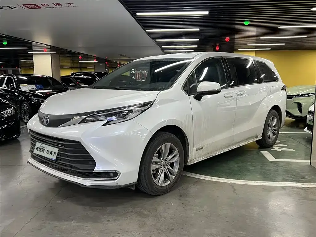 Toyota Sienna — фото 1