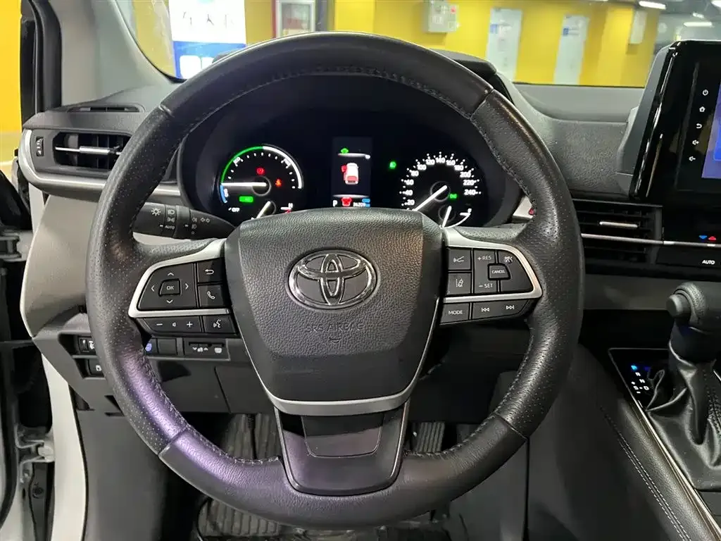 Toyota Sienna — фото 9