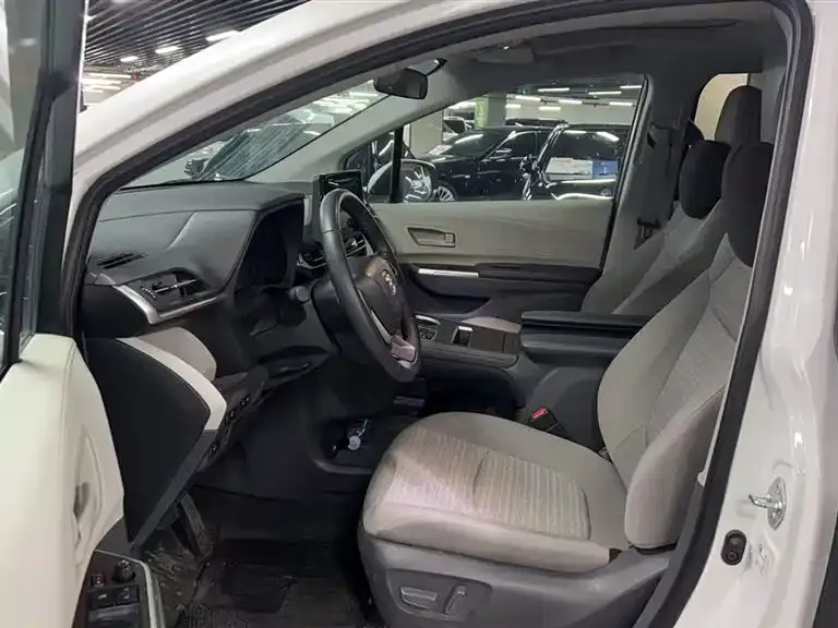 Toyota Sienna — фото 2