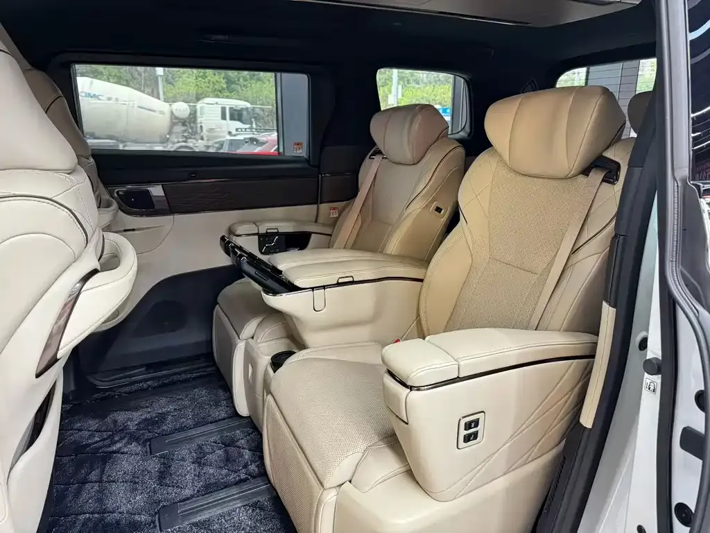 Toyota Alphard — фото 10