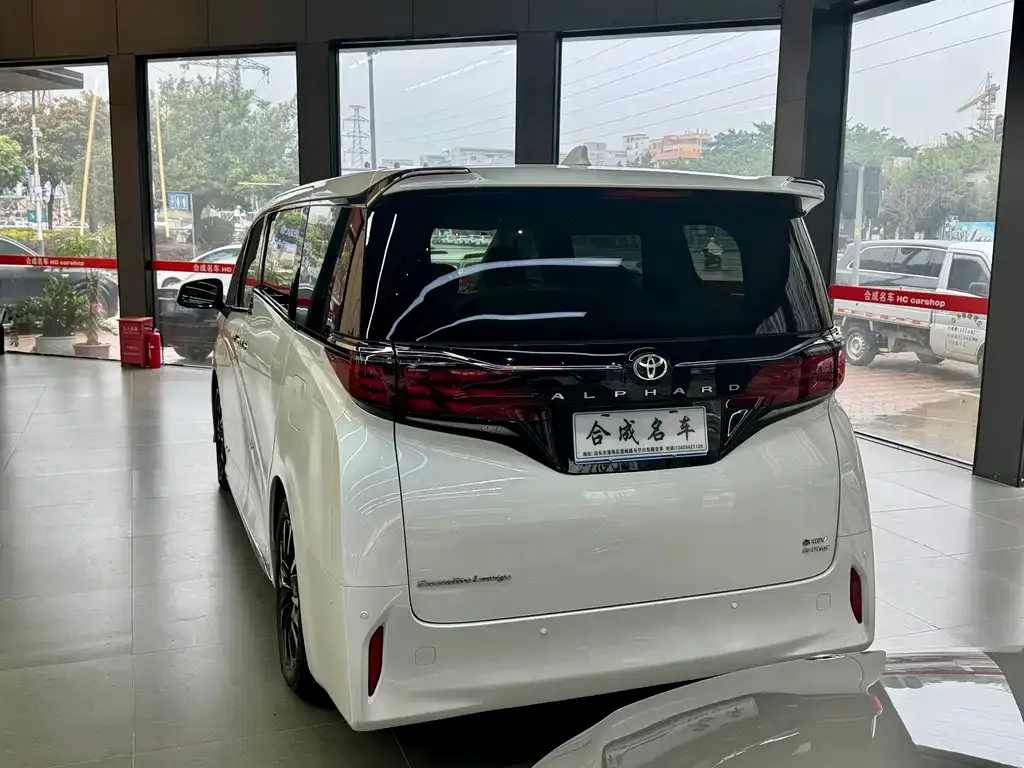 Toyota Alphard — фото 9