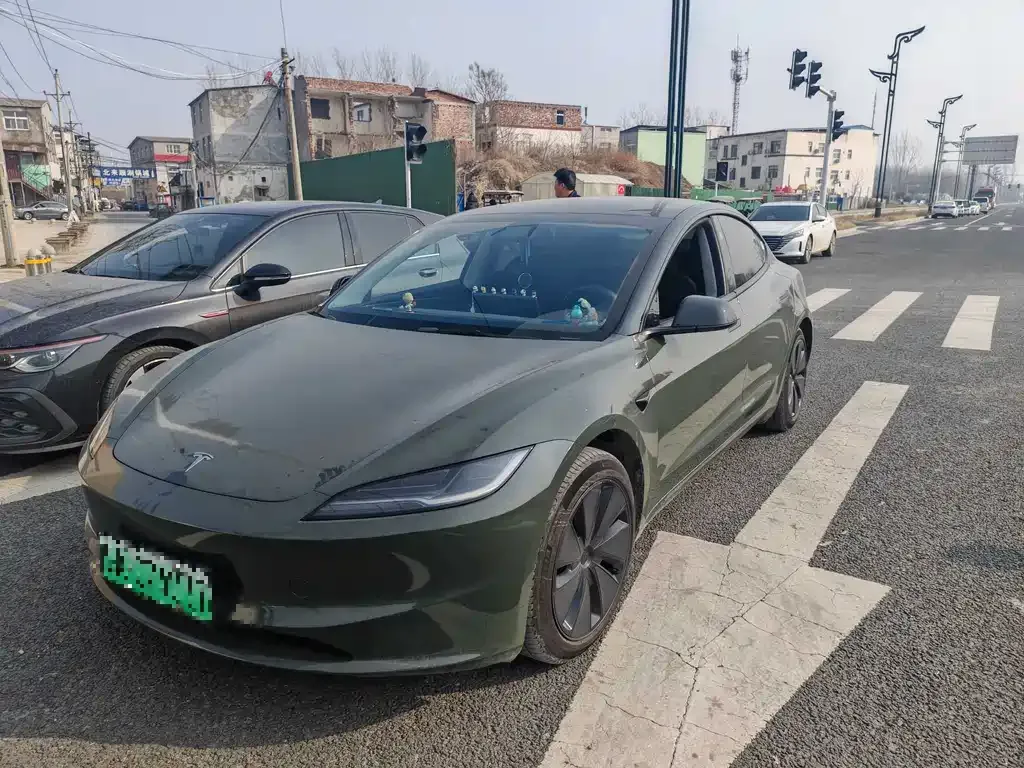 Tesla Model 3 — фото 1