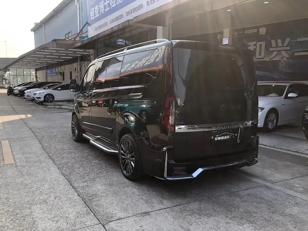 Ford Tourneo — фото 10
