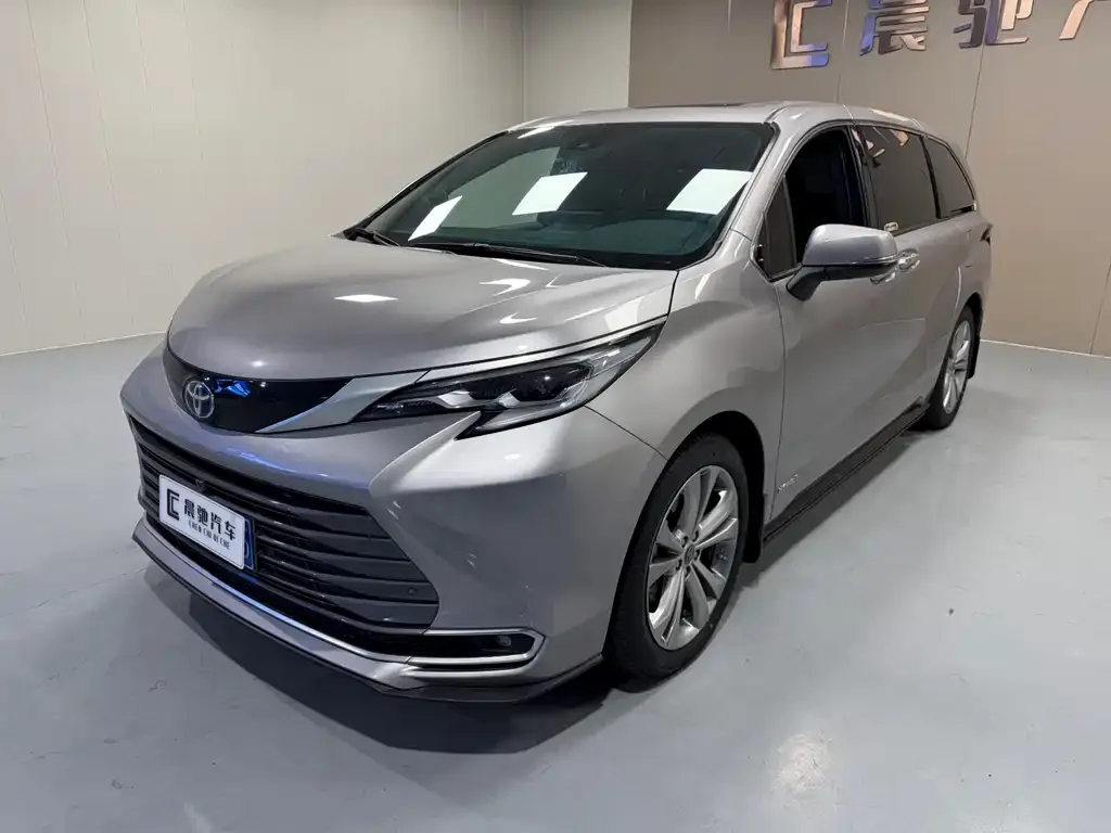 Toyota Sienna — фото 1
