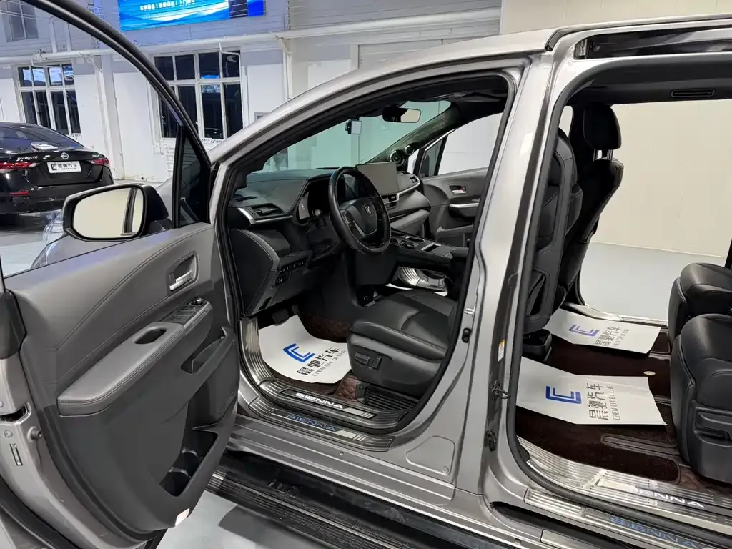 Toyota Sienna — фото 10