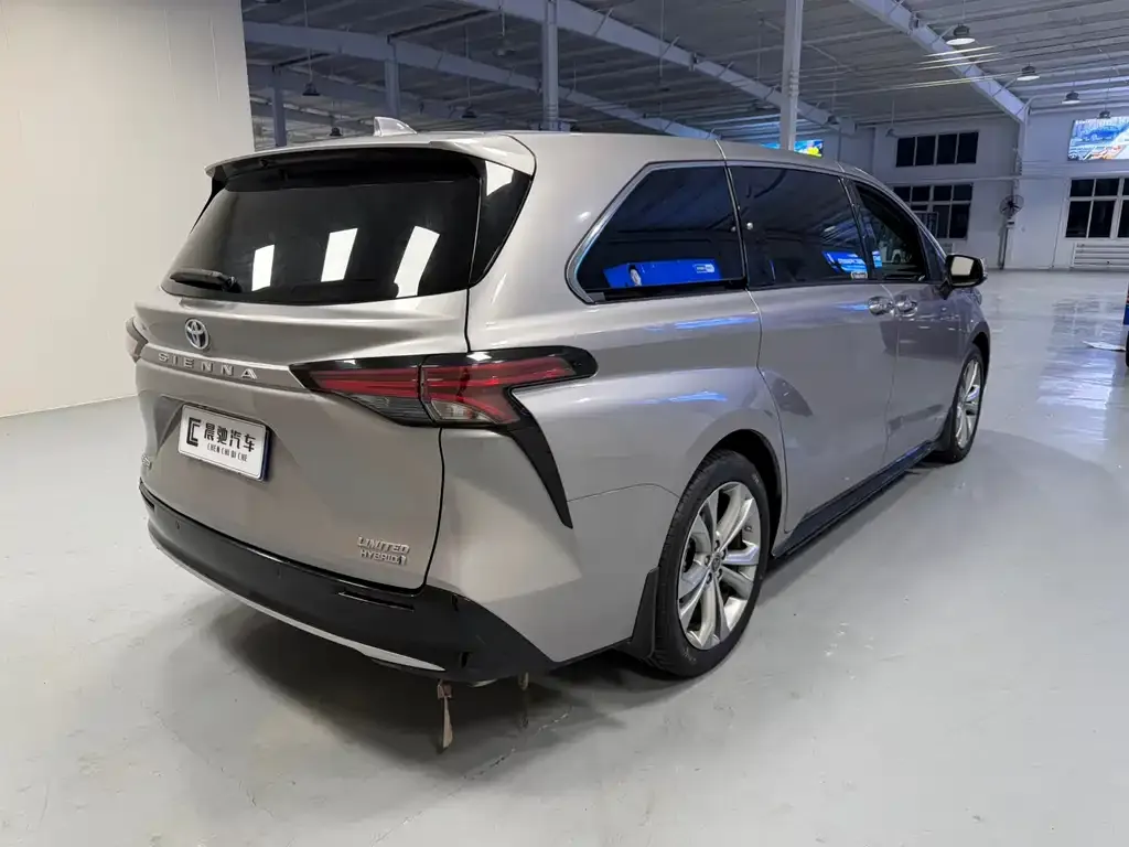 Toyota Sienna — фото 8