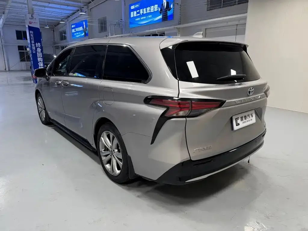Toyota Sienna — фото 7