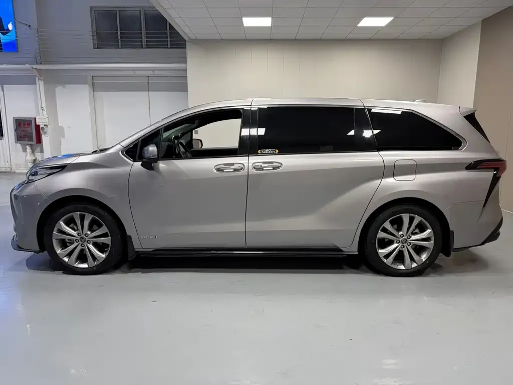 Toyota Sienna — фото 6