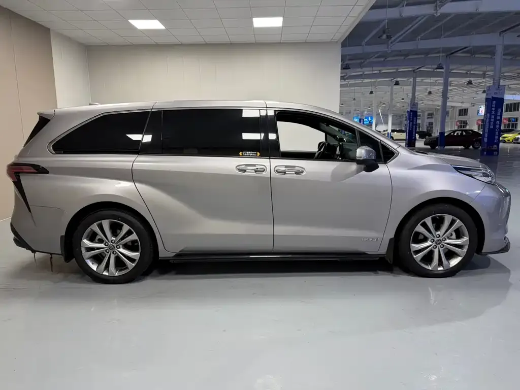 Toyota Sienna — фото 4