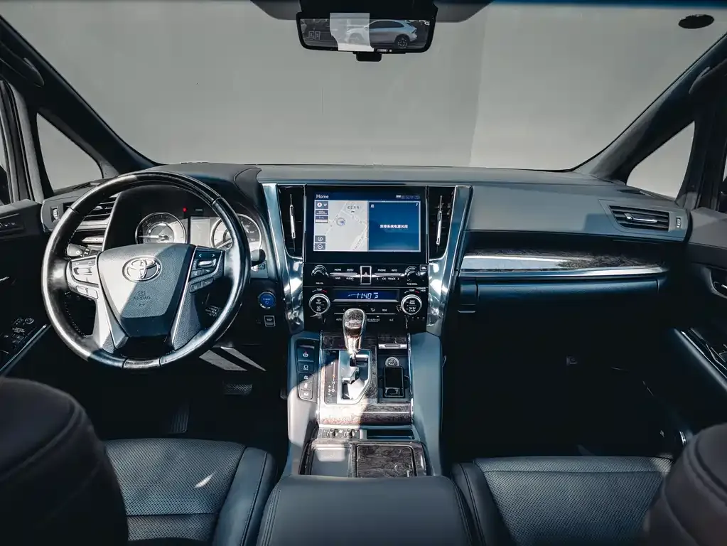 Toyota Alphard — фото 7