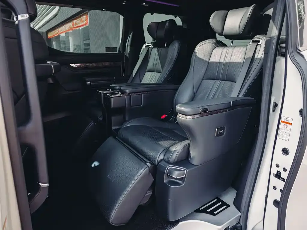 Toyota Alphard — фото 6
