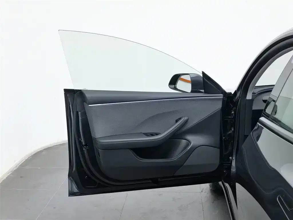 Tesla Model 3 — фото 4