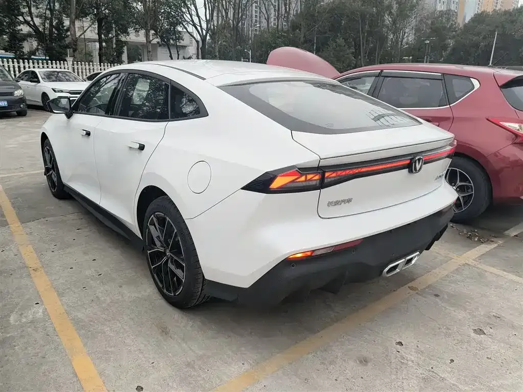 Changan UNI-V iDD — фото 10