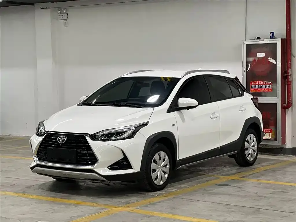 Toyota Yaris L — фото 1