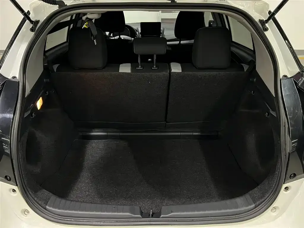 Toyota Yaris L — фото 2