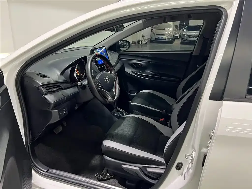Toyota Yaris L — фото 8