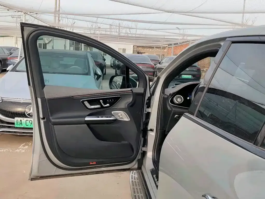 Mercedes-Benz EQE SUV — фото 3