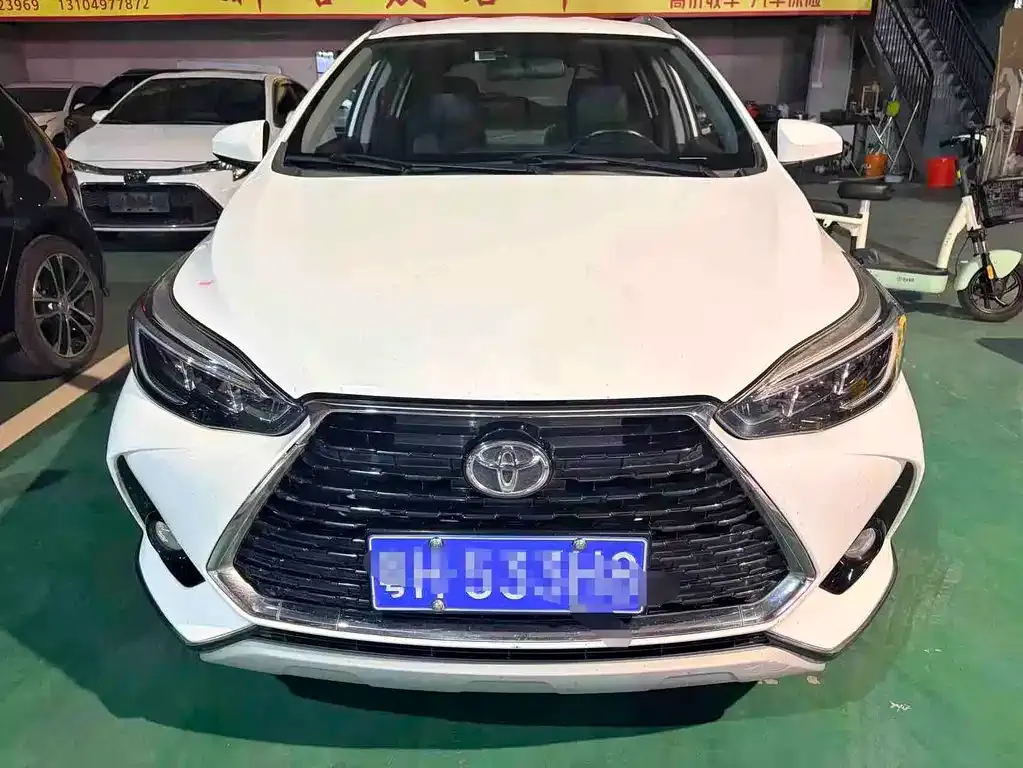 Toyota Yaris L — фото 1