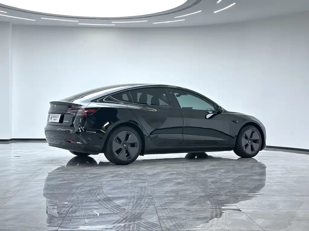 Tesla Model 3 — фото 7