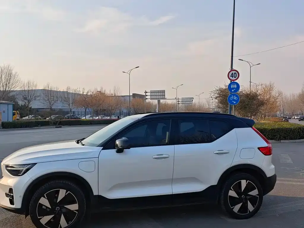Volvo XC40 NEV — фото 3