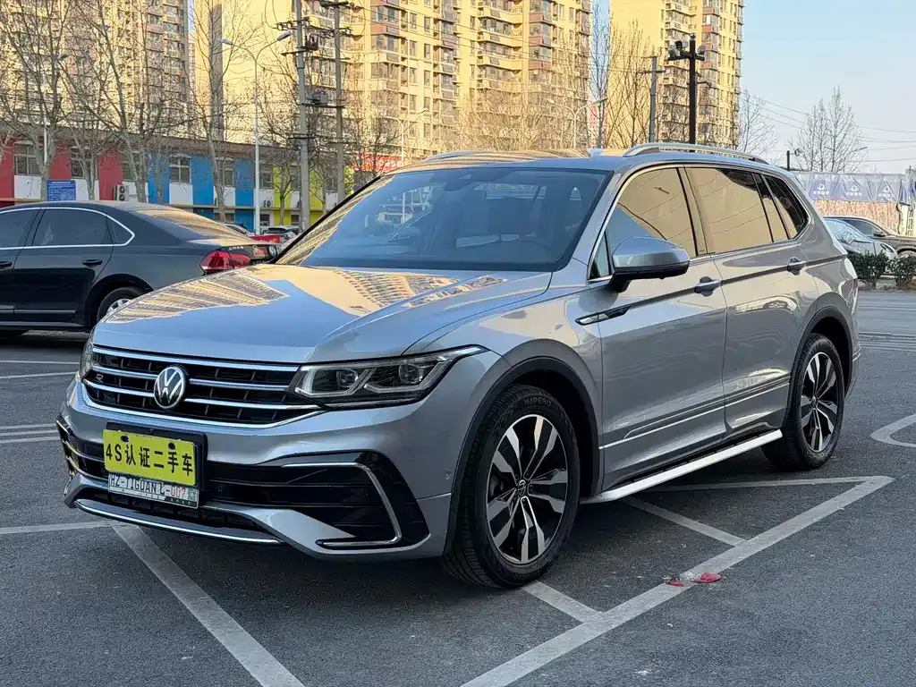 Volkswagen Tiguan L — фото 1