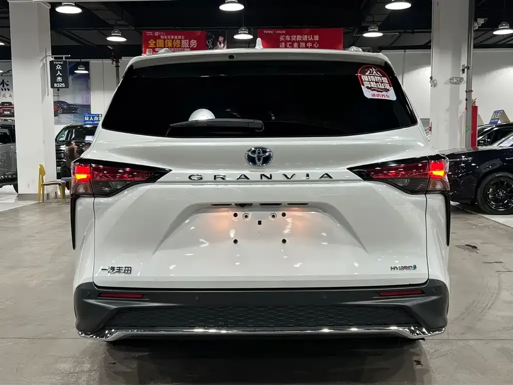 Toyota Granvia — фото 7
