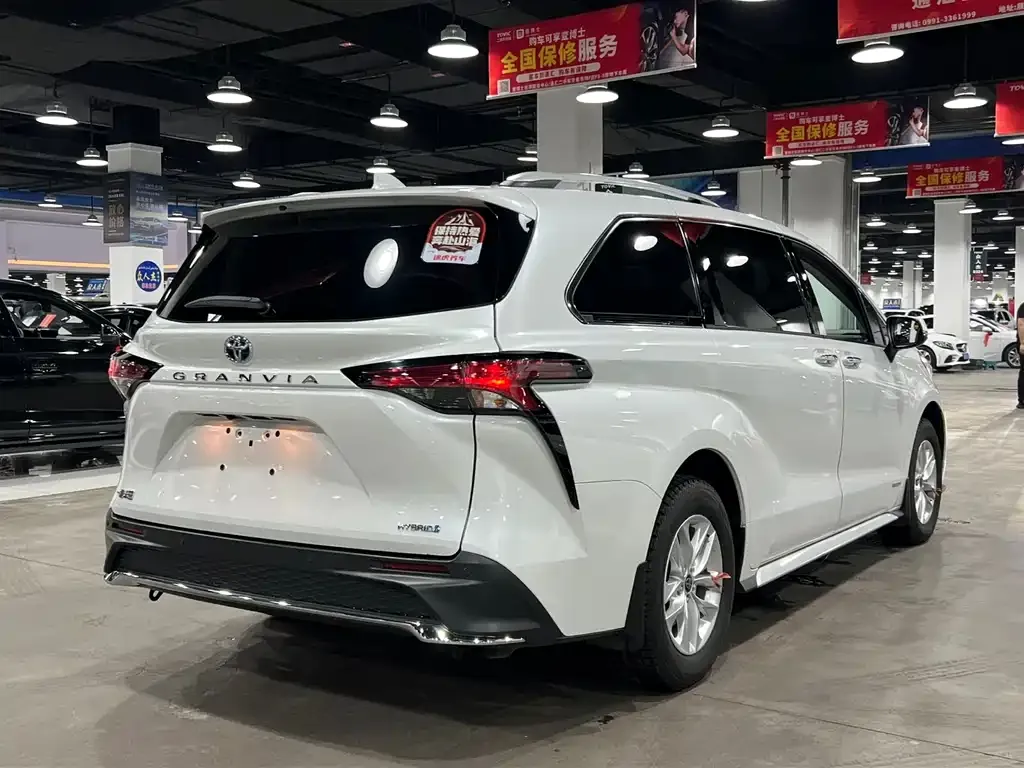 Toyota Granvia — фото 8