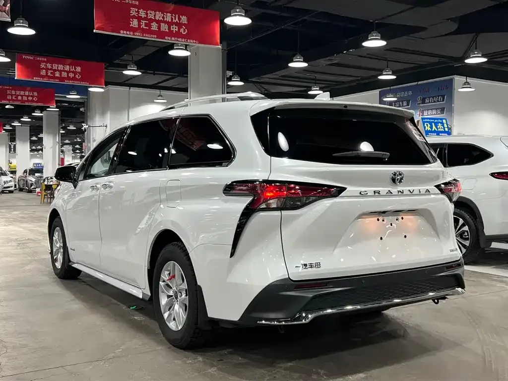Toyota Granvia — фото 2