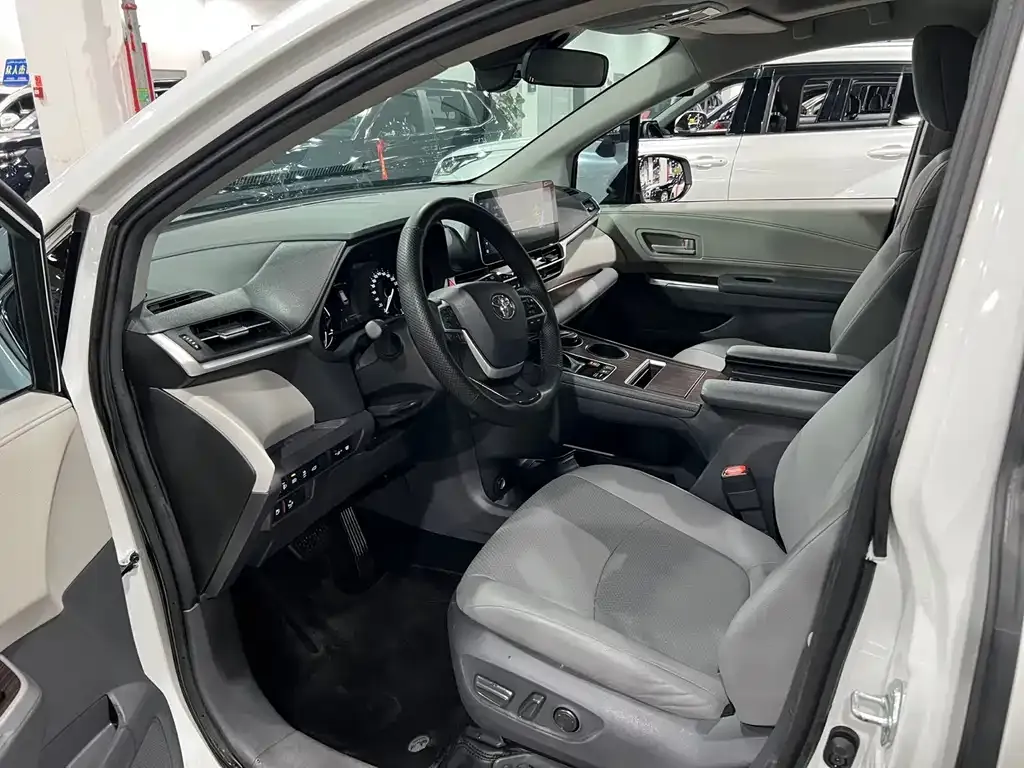 Toyota Granvia — фото 9