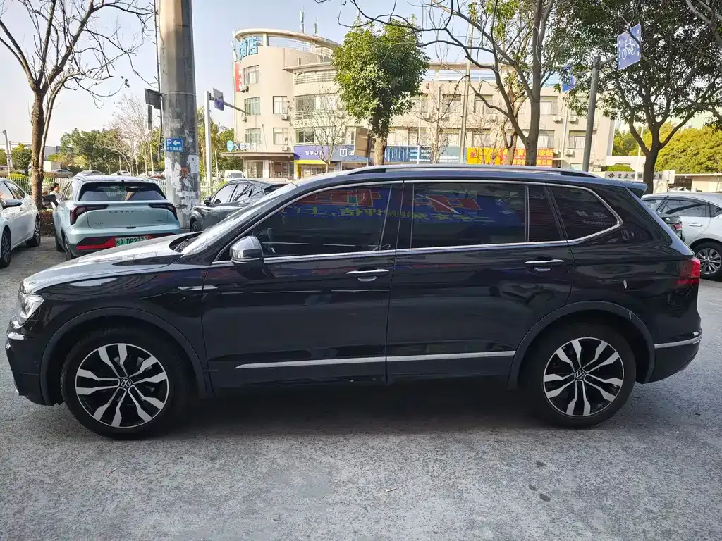 Volkswagen Tiguan L — фото 10