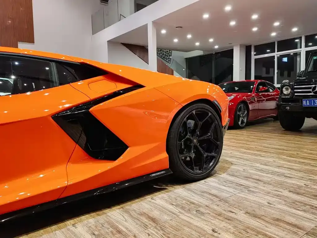 Lamborghini Revuelto — фото 9