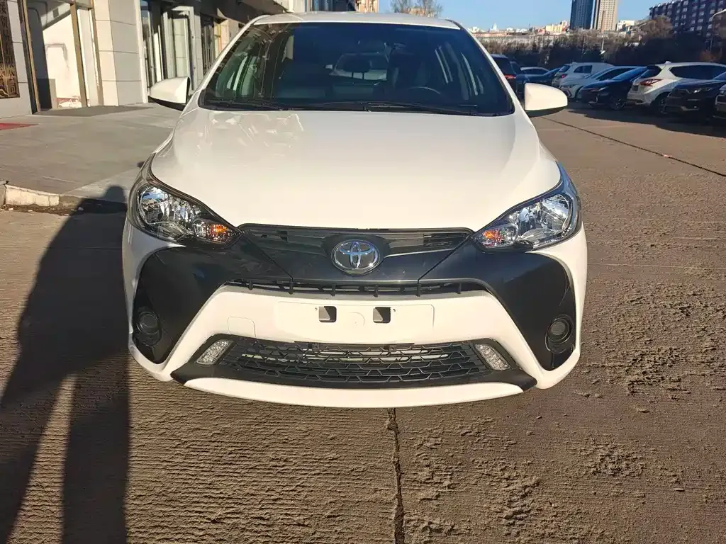 Toyota Yaris L — фото 1