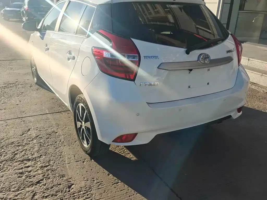 Toyota Yaris L — фото 4