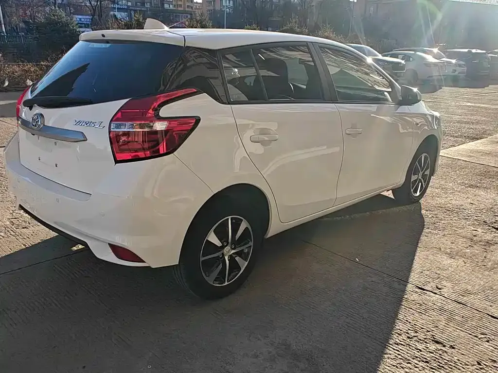 Toyota Yaris L — фото 10