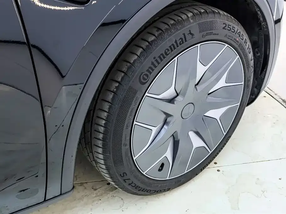 Tesla Model Y L — фото 10
