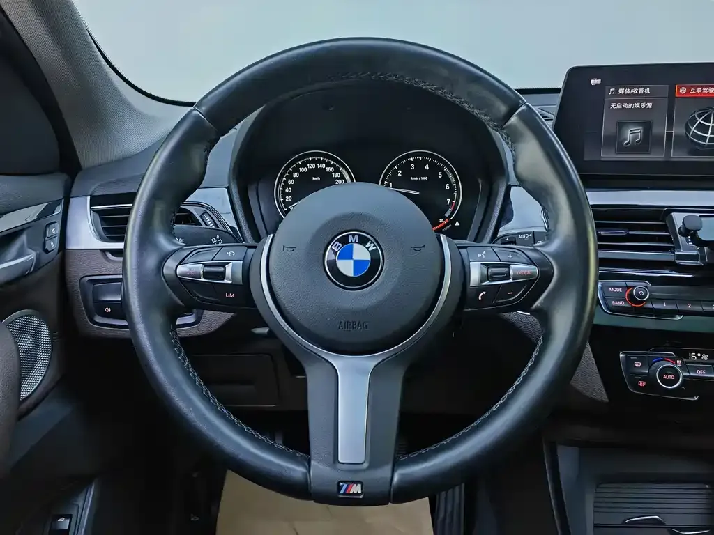 BMW X1 — фото 9
