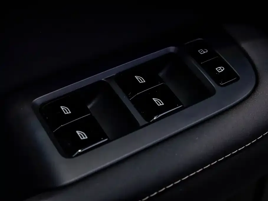 Volvo EM90 — фото 9