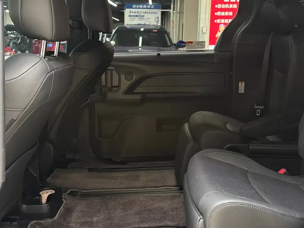 Toyota Sienna — фото 6